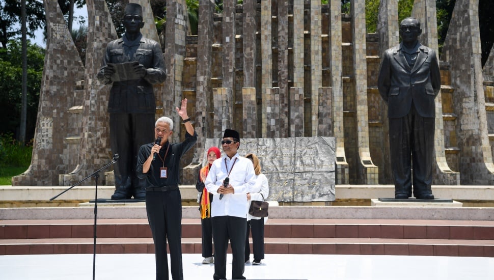 Bakal calon presiden dari PDI Perjuangan Ganjar Pranowo dan bakal calon wakil presiden Mahfud MD menyampaikan pidati politiknya sebelum menuju KPU dari Tugu Proklmasi di Jakarta, Kamis (19/10/2023). [ANTARA FOTO/M Risyal Hidayat/hp]