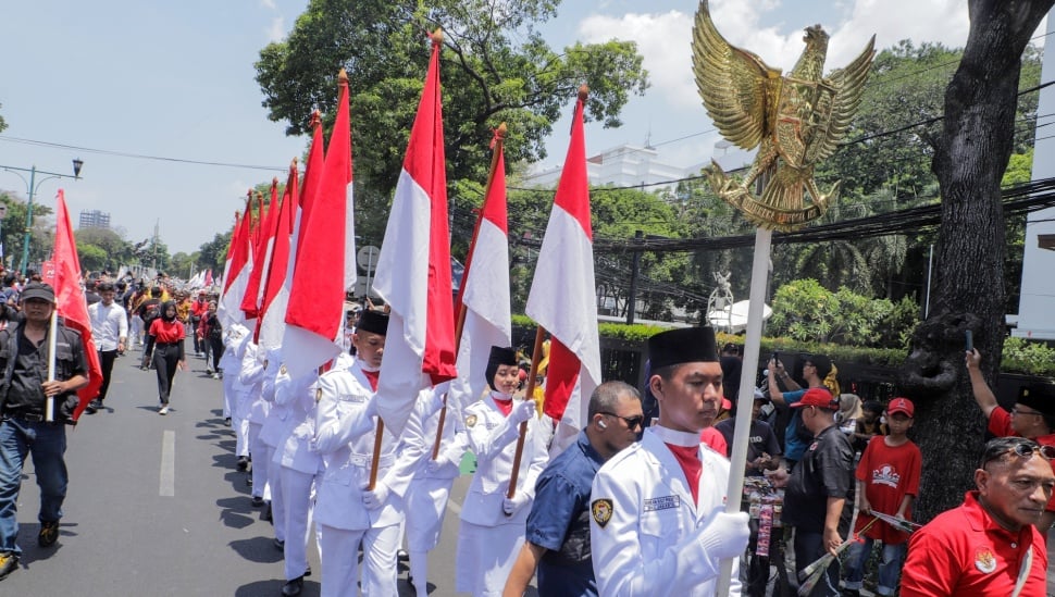 Pawai Marching band iringi pendaftara bakal calon presiden Ganjar Pranowo dan bakal calon wakil presiden Mahfud MD saat menuju ke Kantor KPU, Jakarta, Kamis (19/10/2023). [Suara.com/Alfian Winanto]