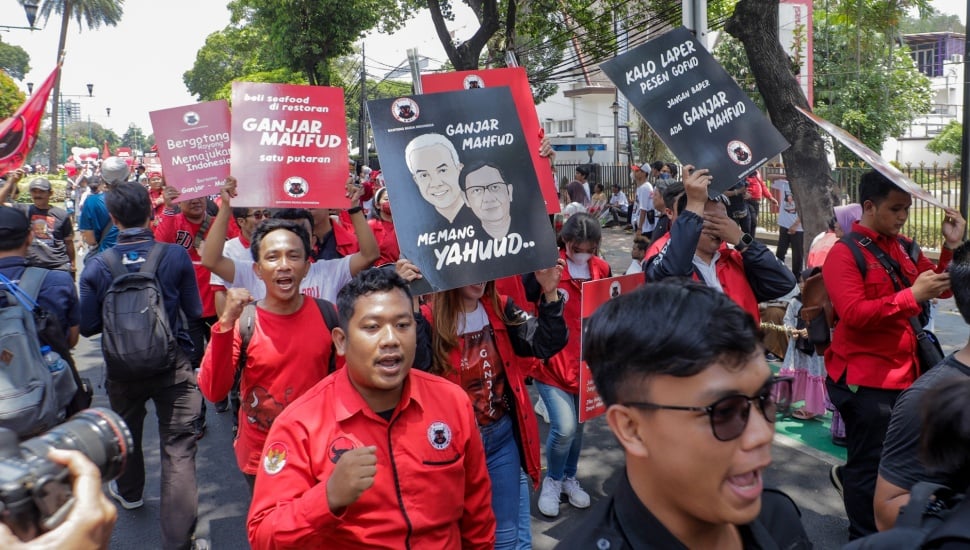 Para pendukung pasangan bakal calon presiden Ganjar Pranowo dan bakal calon wakil presiden Mahfud MD long march saat menuju ke Kantor KPU, Jakarta, Kamis (19/10/2023). [Suara.com/Alfian Winanto]