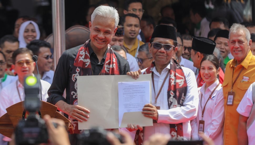 Bakal calon Presiden Ganjar Pranowo bersama dengan bakal calon Wakil Presiden Mahfud MD menunjukkan dokumen pendaftaran usai melakukan pendaftaran Calon Presiden dan Wakil Presiden Pemilihan Umum 2024 di Gedung KPU, Jakarta, Kamis (19/10/2023). [Suara.com/Alfian Winanto]