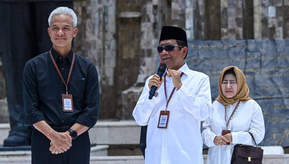 Bakal calon wakil presiden Mahfud MD (tengah) bersama bakal calon presiden dari PDI Perjuangan Ganjar Pranowo (kiri) menyampaikan pidato politiknya sebelum menuju KPU dari Tugu Proklamasi di Jakarta, Kamis (19/10/2023). [ANTARA FOTO/M Risyal Hidayat/hp]