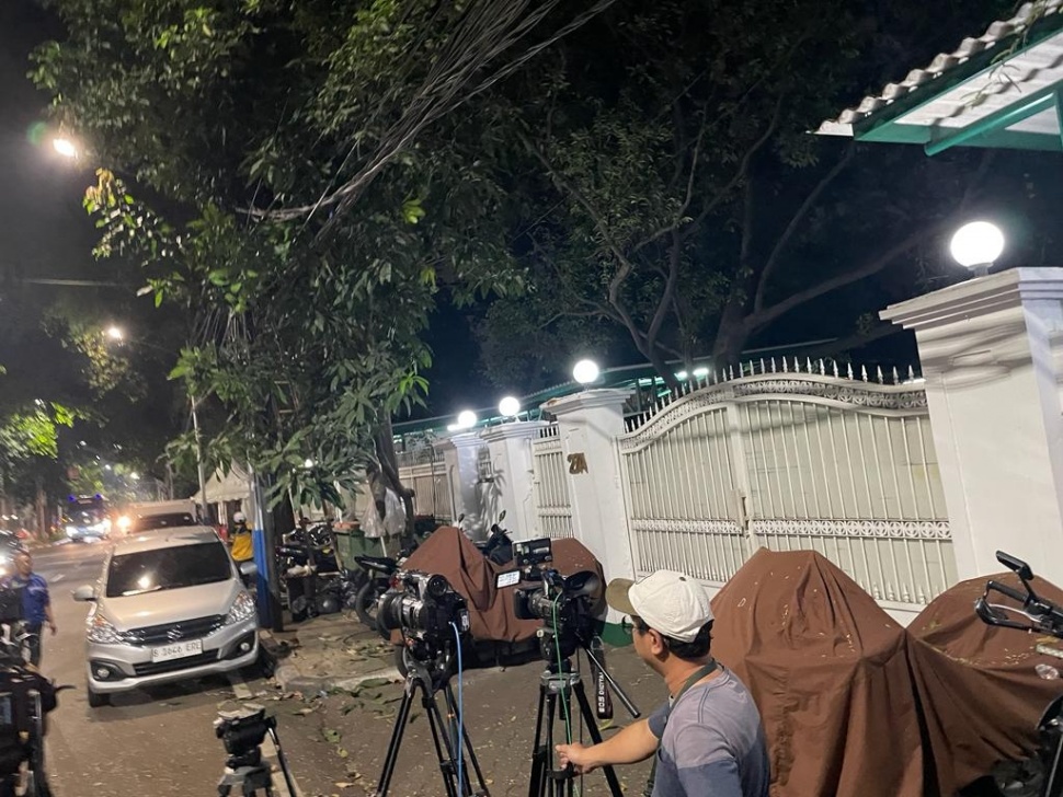 Jurnalis tengah bersiap-siap di depan rumah Ketua Umum PDIP Megawati Soekarnoputri, Jalan Teuku Umar No 29, Kecamatan Menteng, Jakarta Pusat, Jumat (20/10/2023) malam. [Suara.com/Bagaskara Isdiansyah]