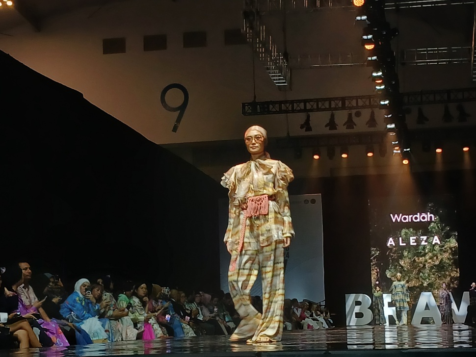 Kolaborasi brand muslim dalam Jakarta Muslim Fashion Week 2024. (Fajar/Suara.com)