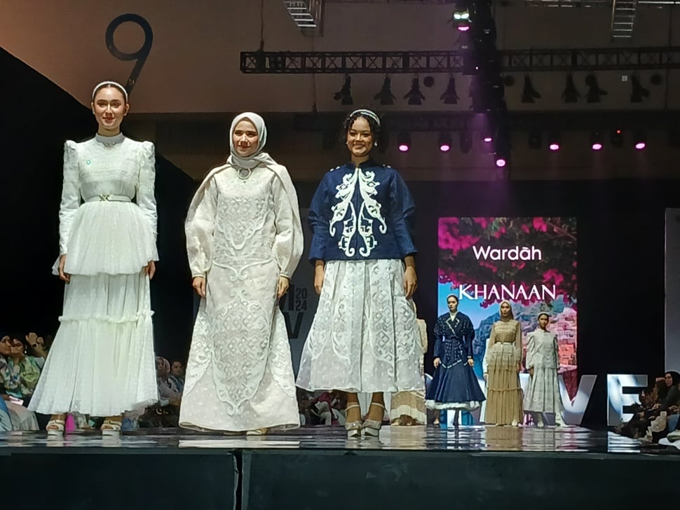 Kolaborasi brand muslim dalam Jakarta Muslim Fashion Week 2024. (Fajar/Suara.com)