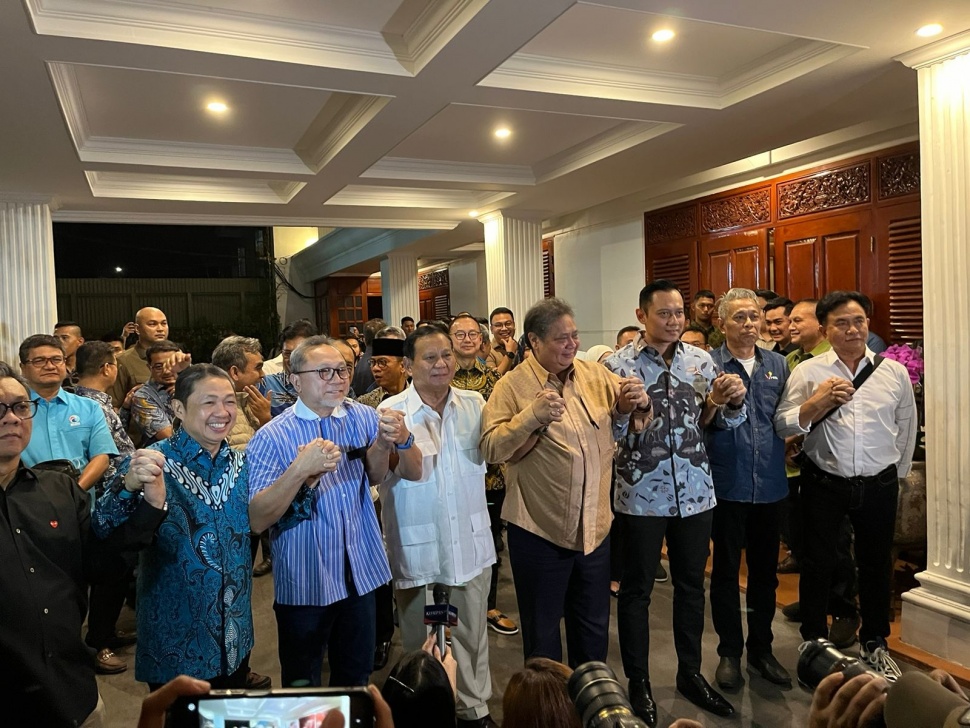Calon presiden Prabowo Subianto mengumumkan Gibran Rakabuming Raka sebagai wakil presiden Pilpres 2024 dalam jumpa pers di Jalan Kertanegara, Jakarta Selatan, Minggu (22/10/2023) sore.  (Sura.com/Yasir)