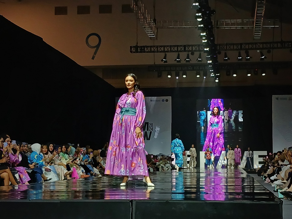 Kolaborasi brand muslim dalam Jakarta Muslim Fashion Week 2024. (Fajar/Suara.com)