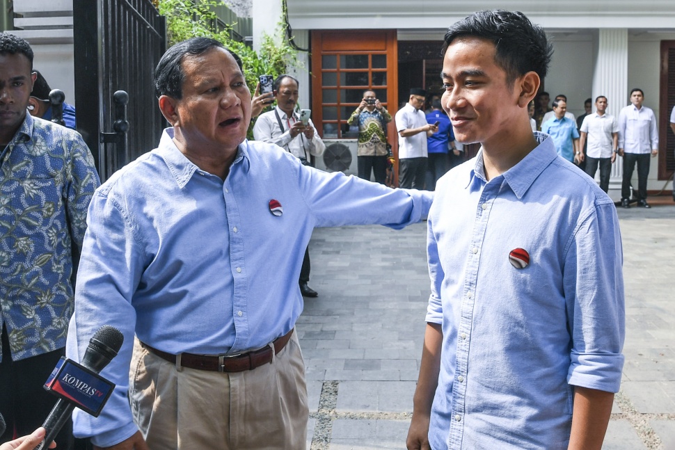 Bakal calon presiden Prabowo Subianto (kiri) berbincang dengan bakal calon wakil presiden Gibran Rakabuming Raka (kanan) saat menjawab pertanyaan wartawan jelang deklarasi dan pendaftaran sebagai capres dan cawapres di Kertanegara, Jakarta, Rabu (25/10/2023). [ANTARA FOTO/Galih Pradipta].