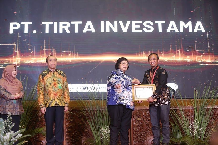 Thoriq - Sustainable Development Supervisor PT Tirta Investama Wonosobo Menerima Piagam Penghargaan Pendukung Proklim 2023 (Sumber: Panitia ProKlim 2023)