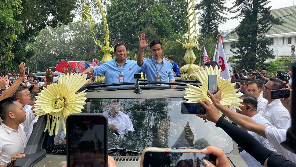 Bakal capres-cawapres Prabowo Subianto dan Gibran Rakabuming naik mobil Maung menjelang mendaftarkan diri sebagai peserta Pilpres 2024 ke kantor KPU RI, Jakarta Pusat, Rabu (25/10/2023). (Suara.com/Novian)