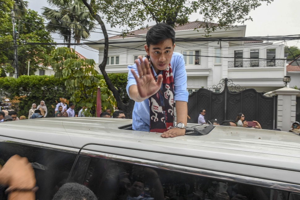 Bakal calon wakil presiden Gibran Rakabuming Raka menyapa pendukungnya usai mendaftarkan diri sebagai peserta dalam Pemilihan Presiden (Pilpres) 2024 di Gedung KPU,Jakarta, Rabu (25/10/2023). [ANTARA FOTO/Muhammad Adimaja].