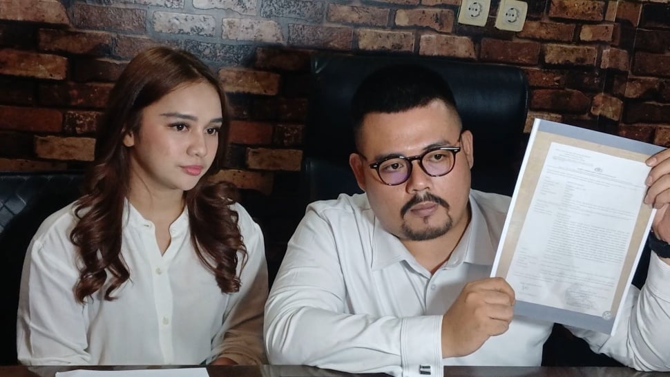 Mantan pacar suami Afifah Riyad, Regi Nazlah didampingi kuasa hukumnya, Markus Nababan saat gelar jumpa pers di kawasan Rawamangun, Jakarta, Kamis (26/10/2023) [Suara.com/Adiyoga Priyambodo]