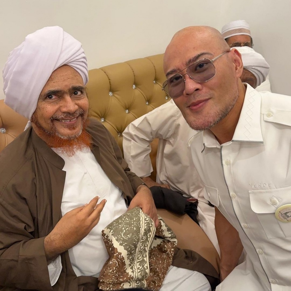 Deddy Corbuzier bersama Habib Umar bin Hafidz. [Instagram/mastercorbuzier]. 