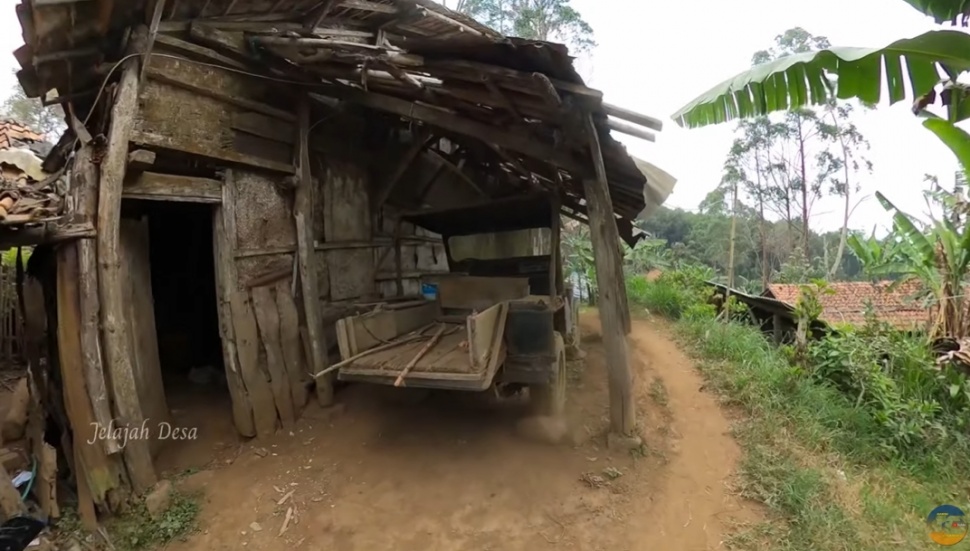 Rumah Sunandar di tengah hutan di Lembang, Bandung (YouTube)