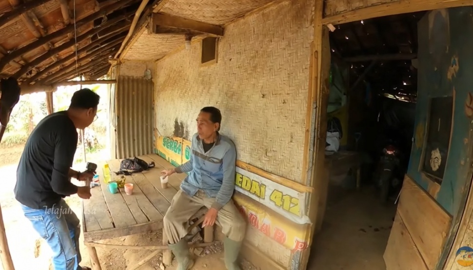 Rumah Sunandar di tengah hutan Lembang Bandung (YouTube)
