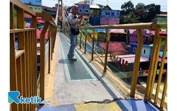 Bagian yang retak di Jembatan Kaca Kampung Warna-Warni Jodipan. [Ketik.co.id]