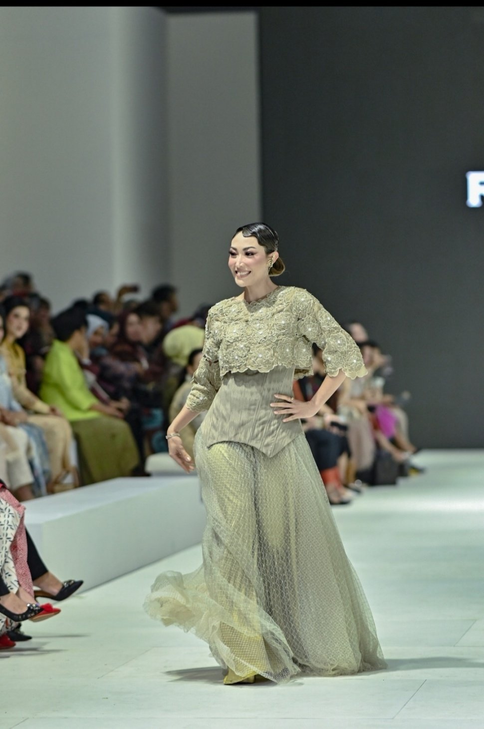 Ayu Dewi di Runway Jakarta Fashion Week 2024. (Dini/Suara.com)