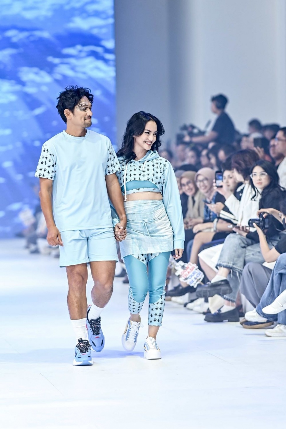 Pasangan Ririn Ekawati - Ibnu Djamil dan Gisella Anastasi - Rino Soedarjo di JFW 2024 menggunakan rancangan Nagita Slavina. (Dini/Suara.com)