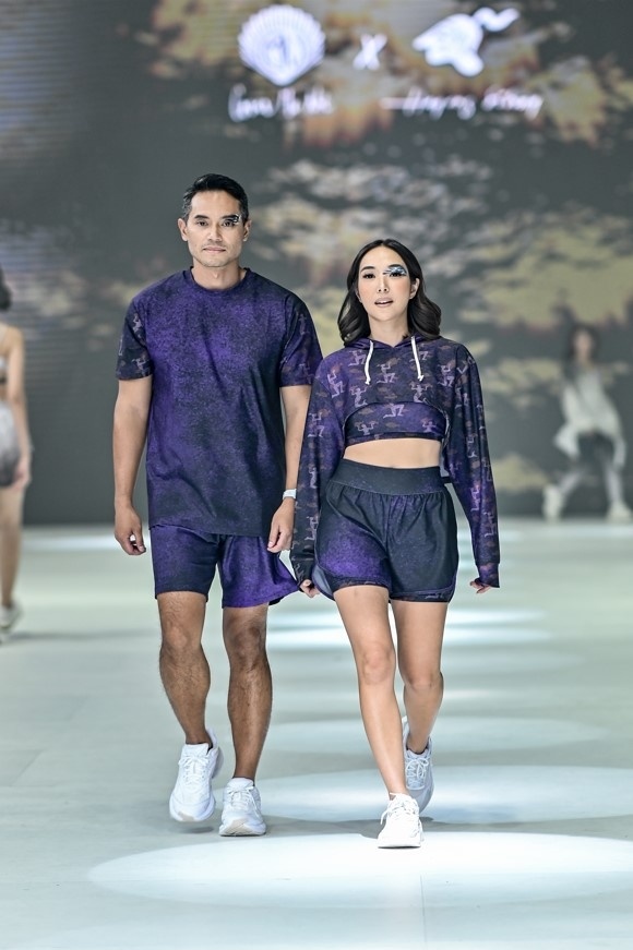 Pasangan Ririn Ekawati - Ibnu Djamil dan Gisella Anastasi - Rino Soedarjo di JFW 2024 menggunakan rancangan Nagita Slavina. (Dini/Suara.com)