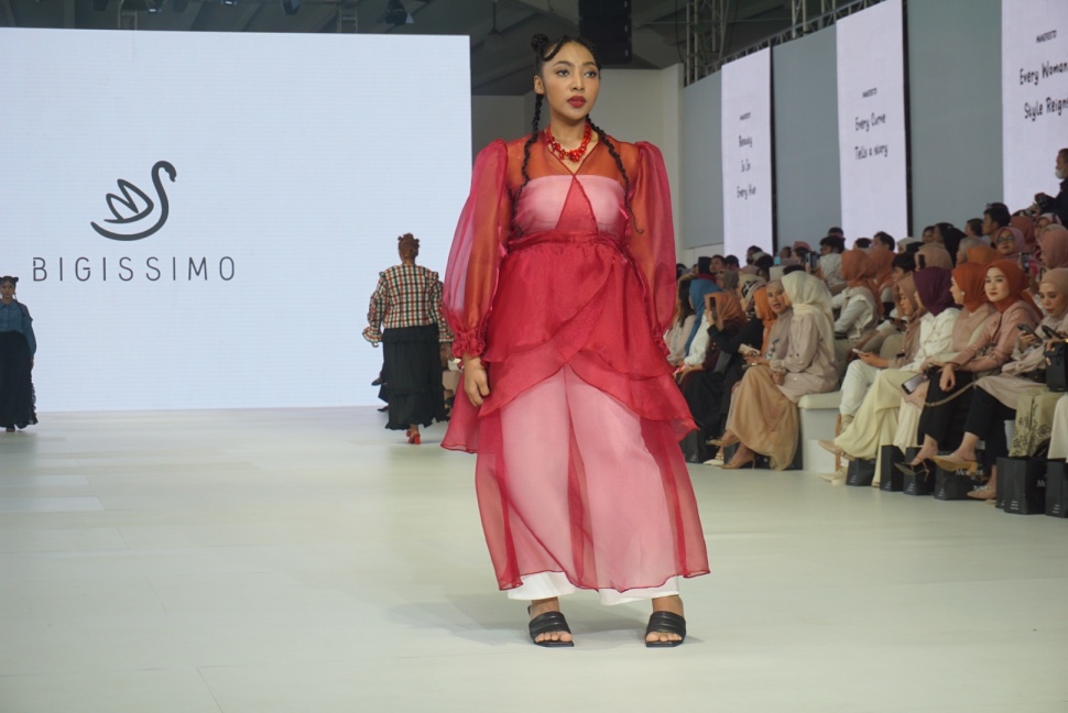 Runway JFW 2024 dipenuhi model bertubuh big size tampilkan desain dari Biggisimo. (Dini/Suara.com)