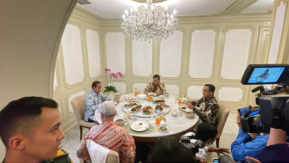 Presiden Joko Widodo atau Jokowi mengundang tiga bakal calon presiden (capres) ke Istana pada Senin (30/10/2023). Jokowi makan siang bersama Ganjar Pranowo, Anies Baswedan dan Prabowo Subianto. (Suara.com/Novian)