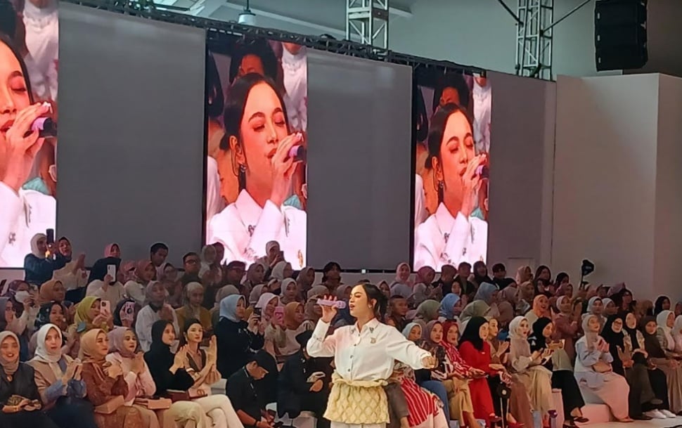 Potret Lyodra Hingga Tya Ariestya Tampil di Runaway JFW 2024. (Suara.com/Fajar Ramadhan)