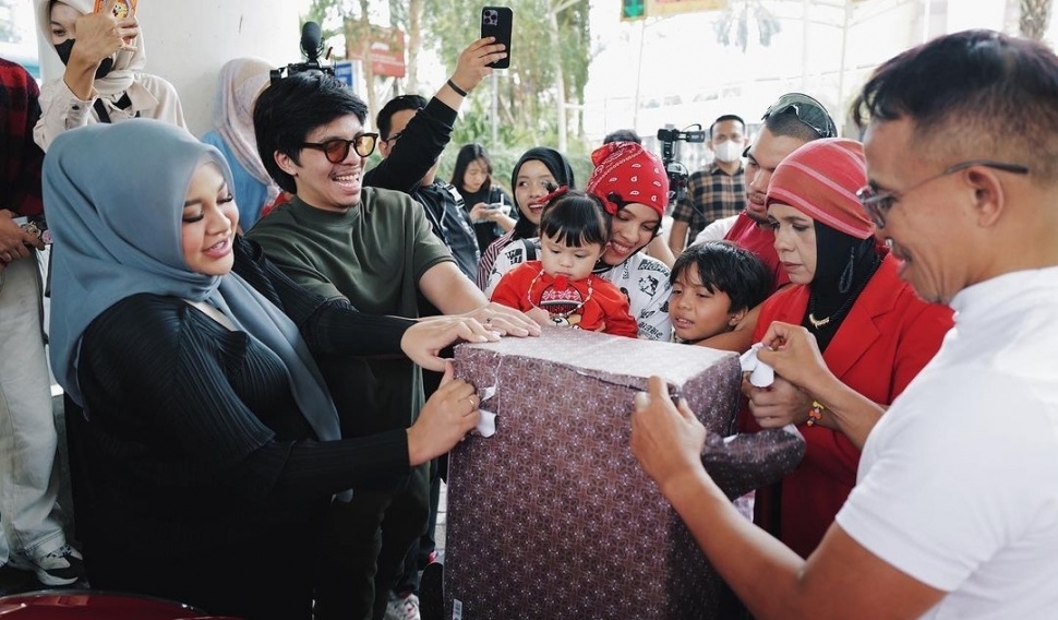 Momen Ulang Tahun Geni Faruk yang Dirayakan Kesebelas Anak-anaknya (Instagram)