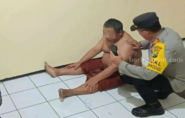 Pelaku Khoiri (52) setelah diamankan Polsek Purwodadi. (ist/beritajatim.com)