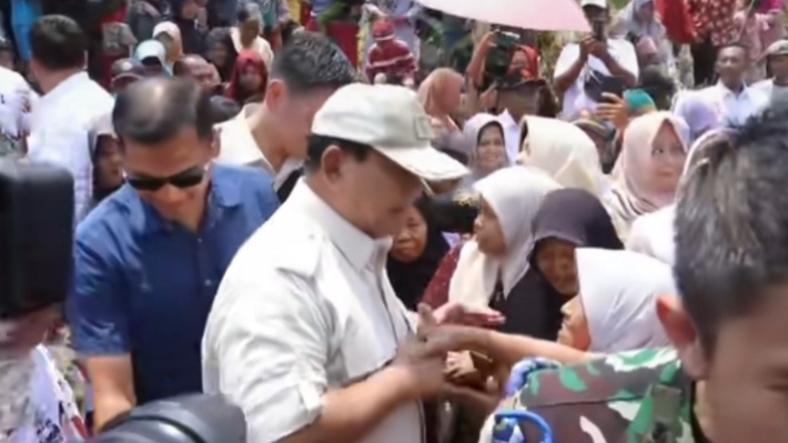 Kehadiran Prabowo Subianto di Banyumas Bikin Ibu-ibu Ini Menangis. (TikTok/@tumgrd)