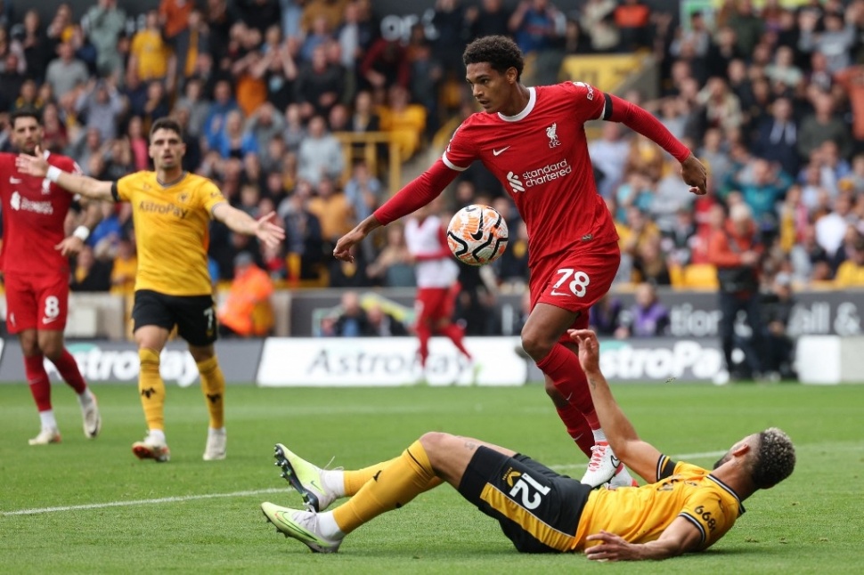 Bek Liverpool Jarell Quansah (tengah) merebut bola dari striker Wolverhampton Wanderers asal Brasil Matheus Cunha (kanan) dalam lanjuta Liga Premier Inggris antara Wolverhampton Wanderers vs Liverpool di stadion Molineux di Wolverhampton, pada 16 September 2023.Adrian DENNIS / AFP