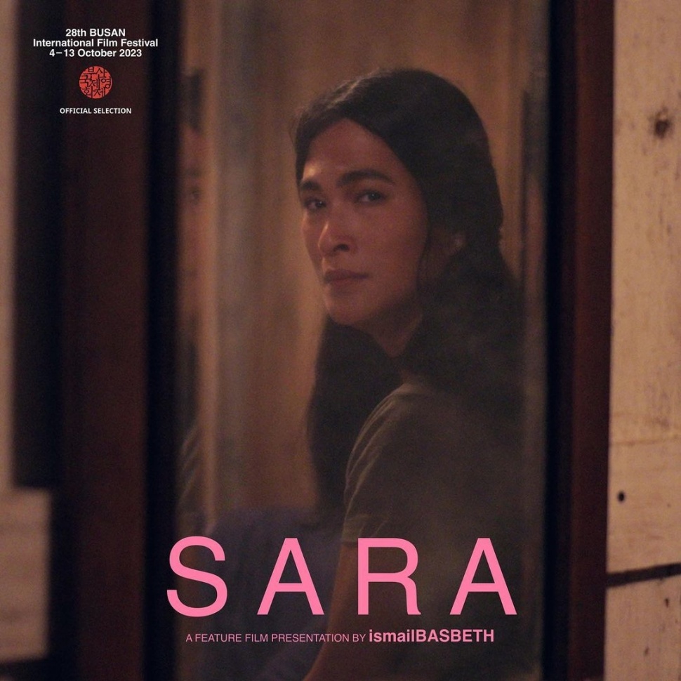 Kemunculan Oscar Lawalata alias Asha Smara Darra di film Sara. [Instagram]
