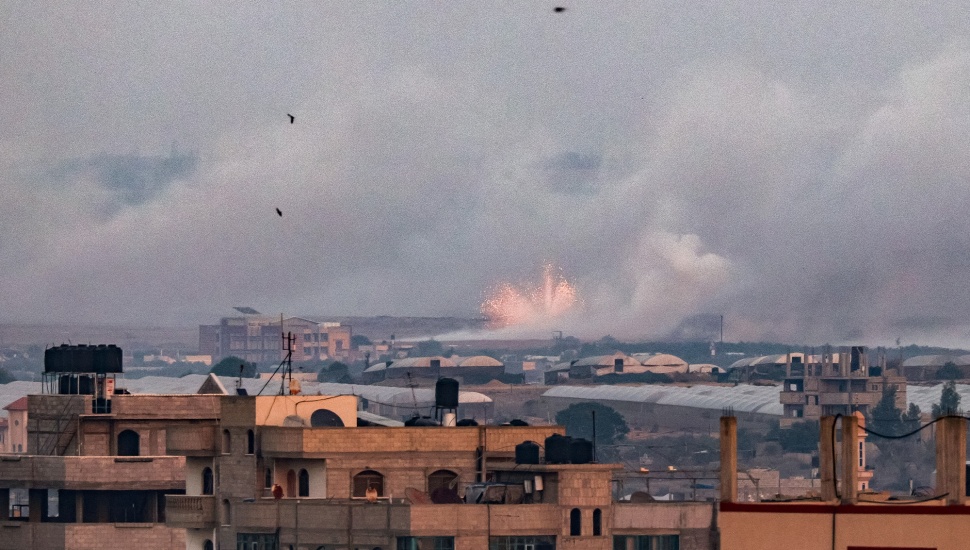 Kilatan cahaya terlihat menerangi langit selama serangan militer Israel di Rafah, Jalur Gaza, Palestina, Kamis (2/11/2023). [SAID KHATIB/AFP]