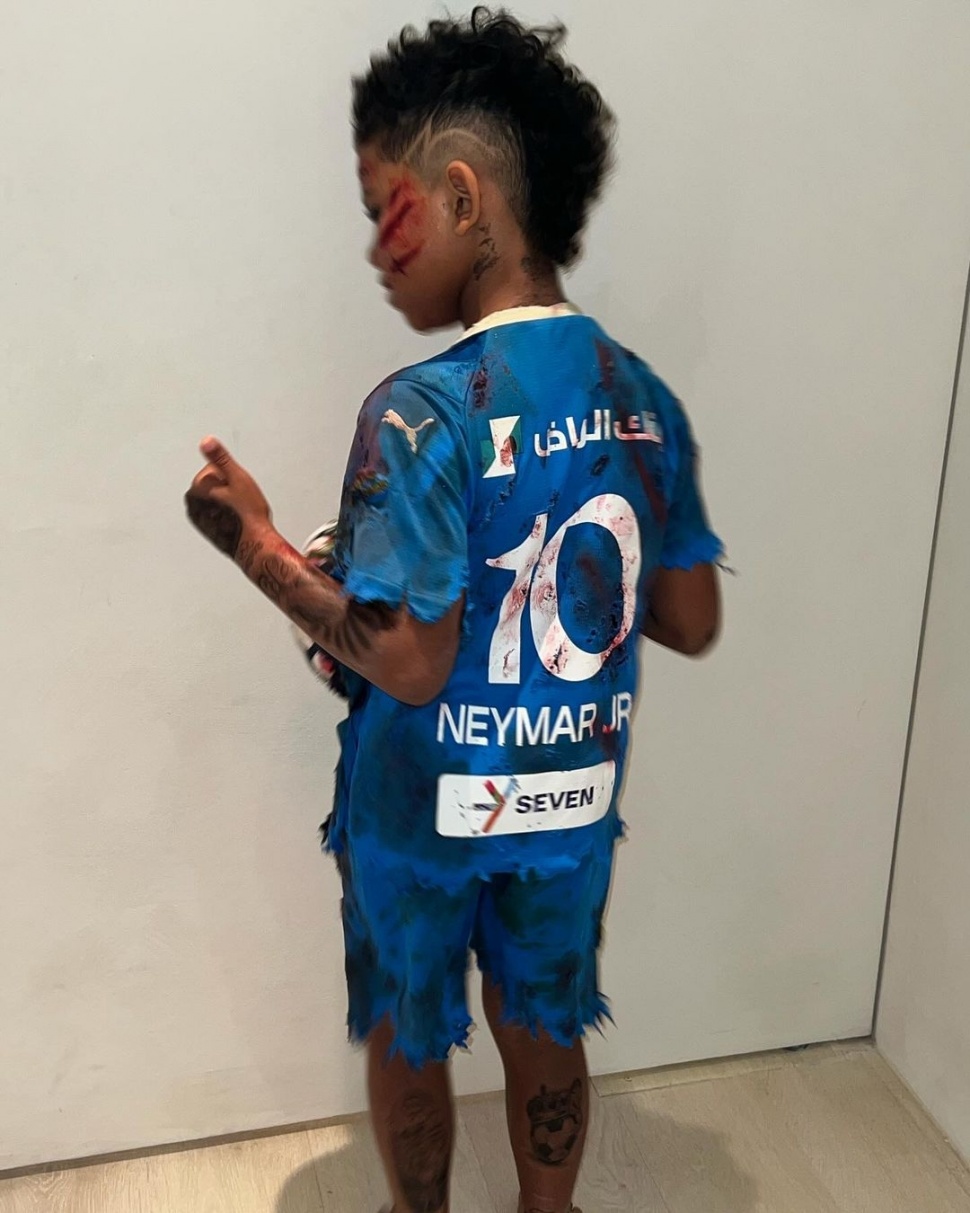 Kim Kardashian Dihujat Tak Sensitif Karena Dandani Anak Pakai Jersey Bola. (Instagram)