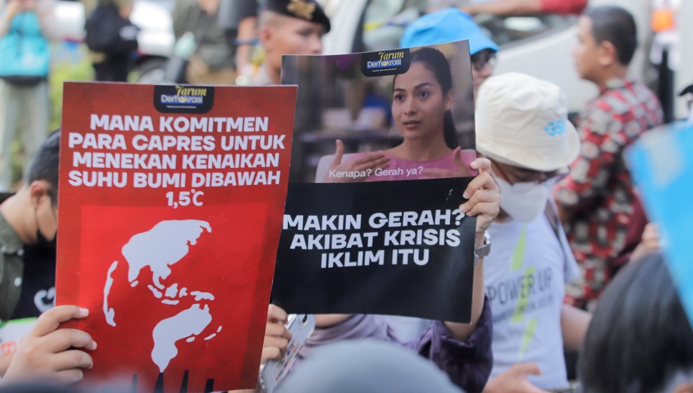 Sejumlah peserta membawa poster saat aksi krisis iklim di depan Kantor KPU, Jakarta, Jumat (3/11/2023). [Suara.com/Alfian Winanto]