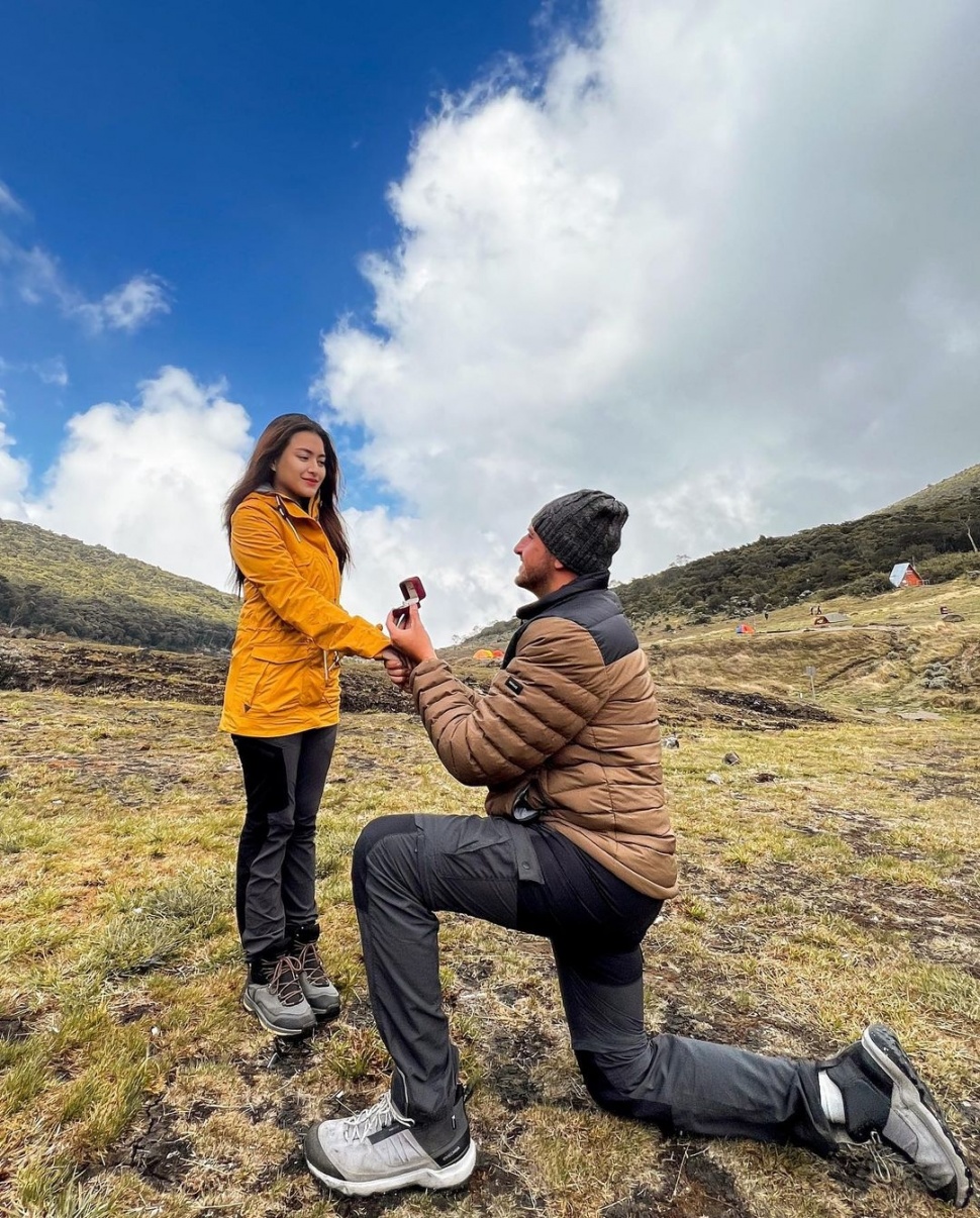 Ladislao Camara melamar Nathalie Holscher di puncak Gunung Gede, Bogor. Nathalie pun menerima lamaran tersebut. [Instagram]