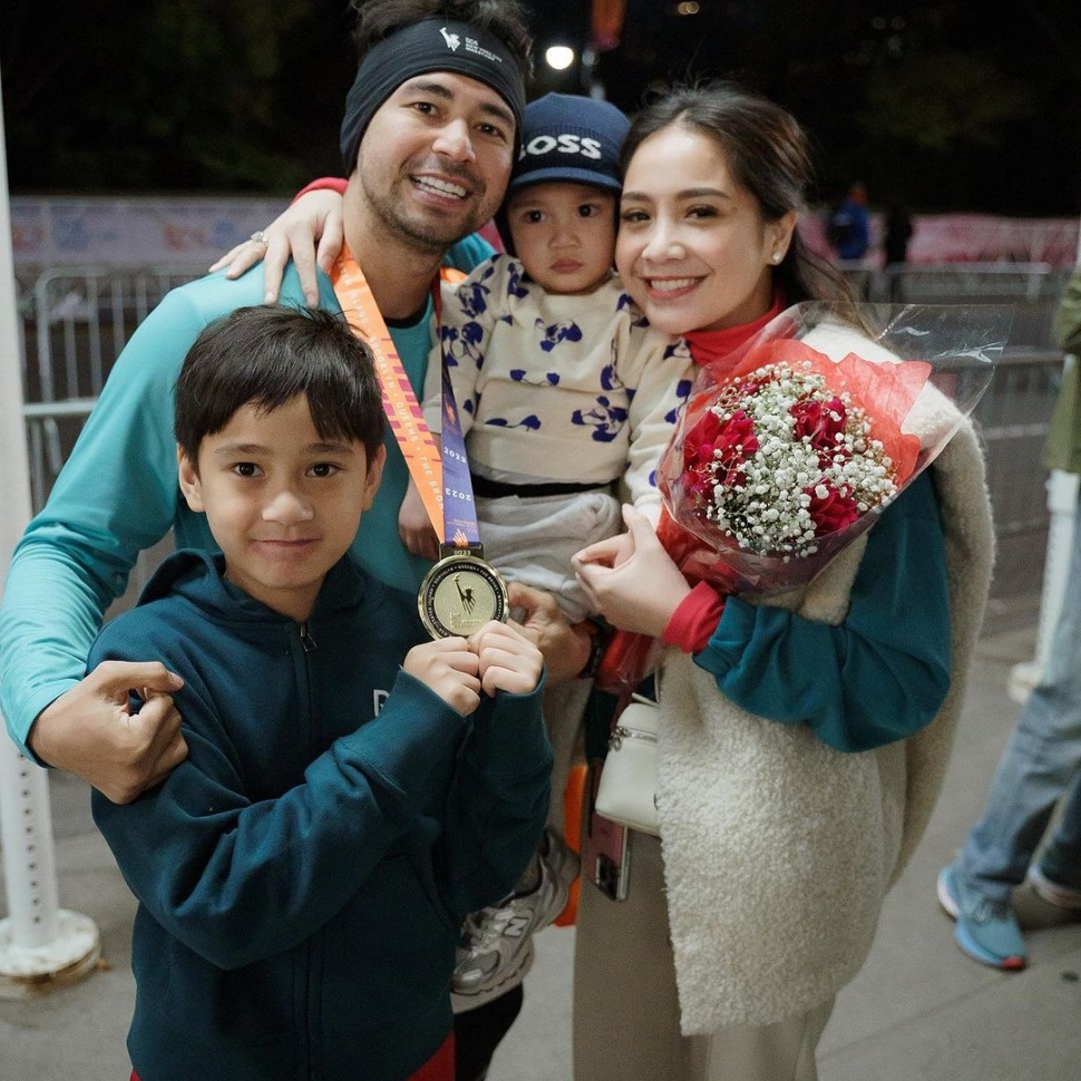 Raffi Ahmad disambut sang istri, Nagita Slavina dan dua putranya: Rafathar dan Rayyanza usdai menyelesaikan lari marathon di New York, Amerika Serikat. [Instagram]