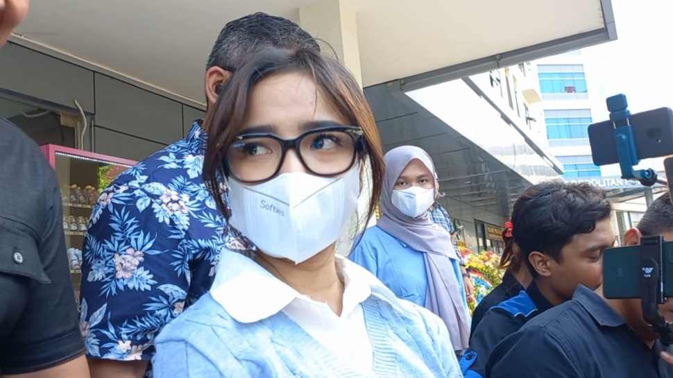 Fuji bersama kuasa hukumnya Sandy Arifin usai pemeriksaan kasus penggelapan dana oleh eks manajer di Polres Metro Jakarta Barat, Senin (6/11/2023). [Suara.com/ Tiara Rosana]