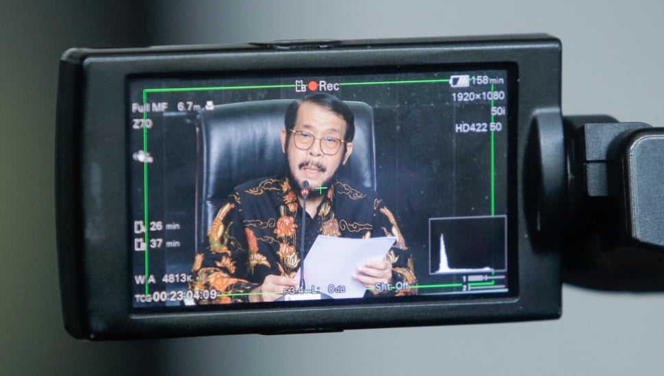 Mantan Ketua Mahkamah Konstitusi Anwar Usman saat memberikan keterangan pers di Gedung MK, Jakarta, Rabu (8/11/2023). [Suara.com/Alfian Winanto]