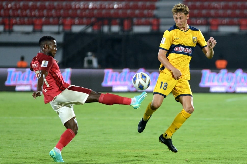 Pesepak bola Bali United Privat Mbarga (kiri) berebut bola dengan pesepak bola tim asal Australia Central Coast Mariners Jacob Farrell (kanan) saat pertandingan Grup G Piala AFC 2023/2024 di Stadion Kapten I Wayan Dipta, Gianyar, Bali, Rabu (8/11/2023). ANTARA FOTO/Fikri Yusuf/aww. 