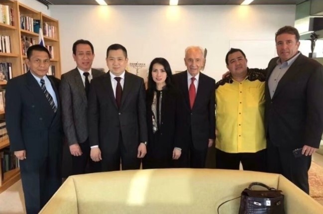 Hary Tanoe bareng mantan Presiden Israel (Instagram/politicaljokes)