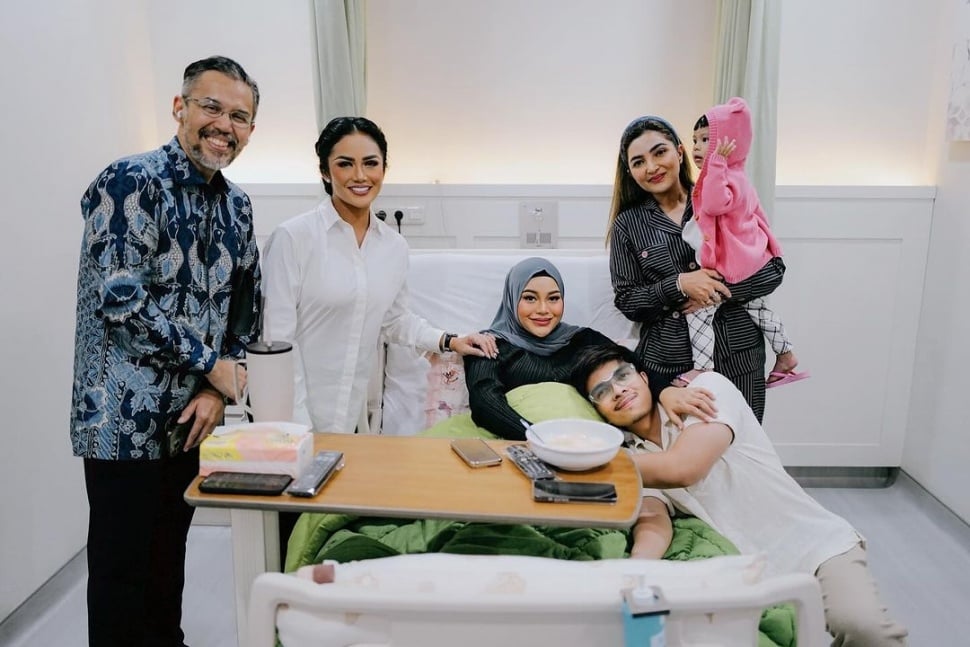 Momen Ashanty, Geni Faruk, dan Kris Dayanti Temani Aurel Melahirkan. (Instagram/attahalilintar)