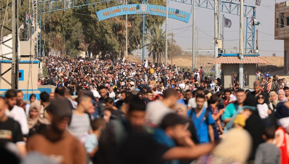 Ribuan warga Palestina meninggalkan Gaza bagian utara menuju wilayah selatan dengan berjalan kaki ditengah serangan Israel pada Jumat (10/11/2023). [MAHMUD HAMS/AFP]