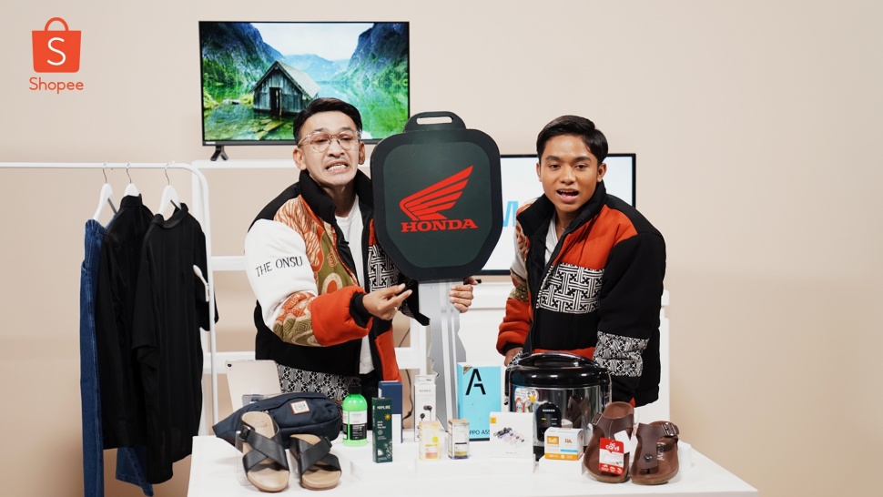 Empat orang berhasil memenangkan hadiah grand prize mobil Big Flash Sale yang dihubungi langsung melalui Shopee Live. (Dok: Istimewa)