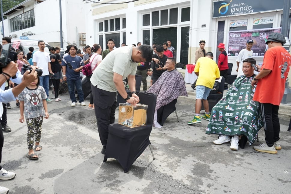 Wali Kota Medan Bobby Nasution memasukkan donasinya untuk Palestina usai mencukur rambut. [dok Pemkot Medan]