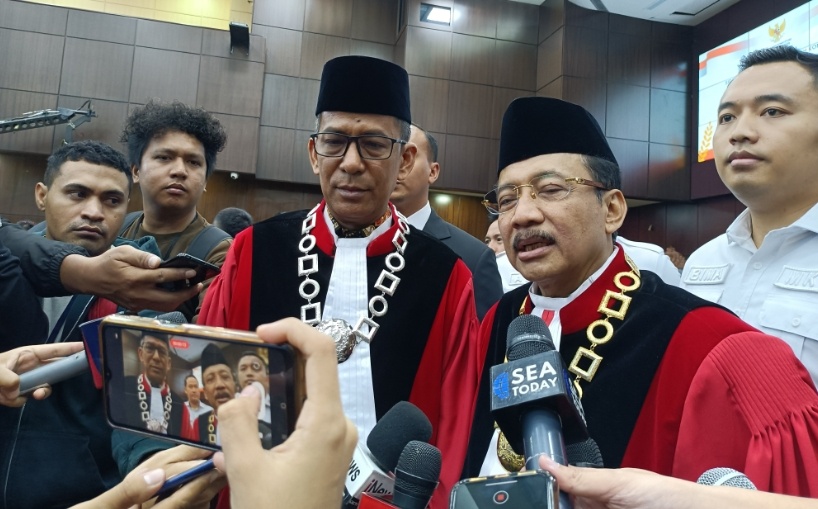 Ketua MK Suhartoyo bersama Wakil Ketua MK Saldi Isra di gedung Mahkamah Konstitusi, Senin (13/11/2023). (Suara.com/Dea)