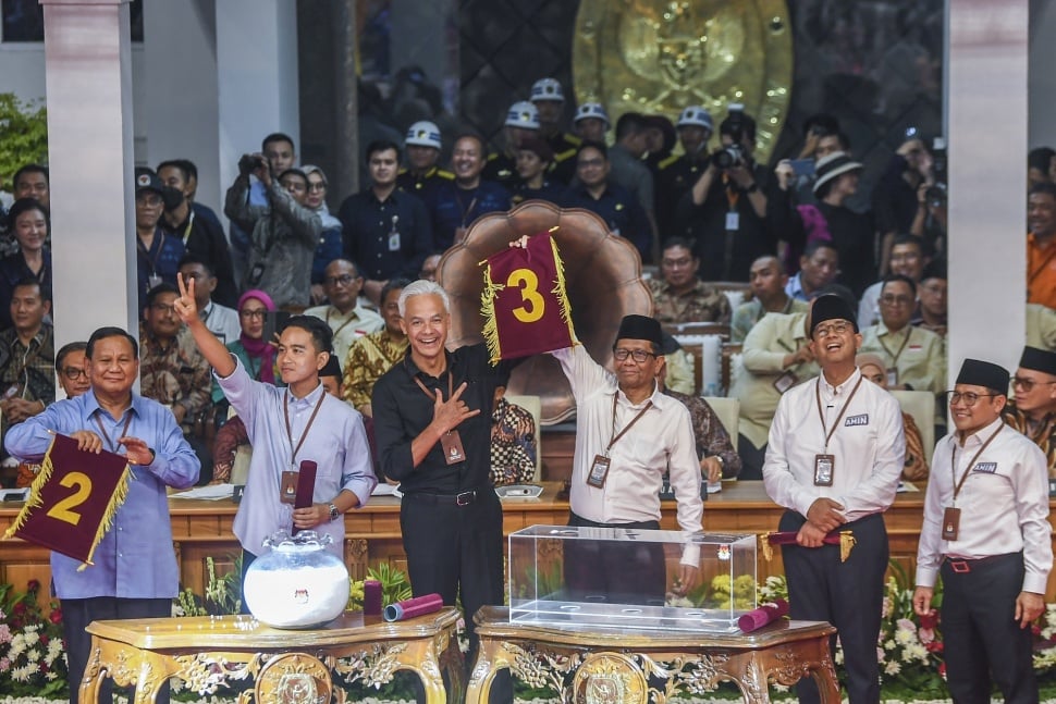 Tiga Capres dan Cawapres saat menunjukkan nomor hasil undian pada Rapat Pleno Terbuka Pengundian dan Penetapan Nomor Urut Pasangan Capres dan Cawapres Pemilu Tahun 2024 di Gedung KPU, Jakarta, Selasa (14/11/2023). [ANTARA FOTO/Galih Pradipta]