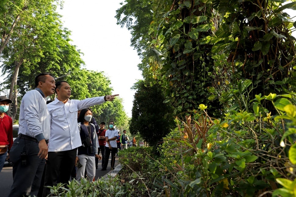 Wali Kota Surabaya, Eri Chayadi saat meninjau taman depan bungkul7. (Dok: Pemkot Surabaya)