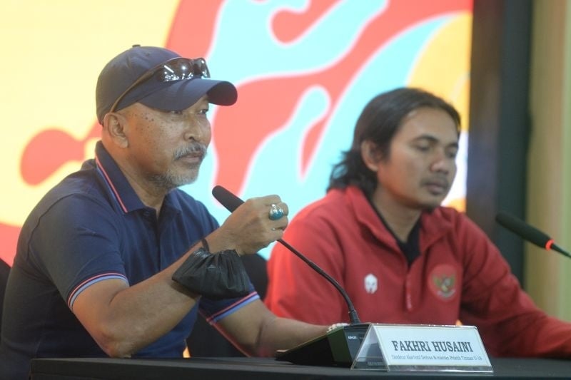 Direktur akademi Deltras Sidoarjo Fakhri Husaini (kiri) didampingi Local Organizing Comittee (LOC) Miftakhul Fahamsyah (kanan) memberikan keterangan kepada wartawan dalam Konfrensi Persi Dampak Piala Dunia U-17 terhadap pembinaan sepak bola di pusat Informasi Piala Dunia U-17 di Surabaya, Jawa Timur, Selasa (14/11/2023). Fakhri Husaini mengatakan Piala Dunia U-17 menjadi momentum bagi seluruh stake holder persepakbolaan nasional agar memperbaiki fasilitas, regulasi maupun kompetisi liga untuk meningkatkan kualitas pembinaan sepak bola nasional. ANTARA FOTO/Ari Bowo Sucipto (ANTARA FOTO/ARI BOWO SUCIPTO)