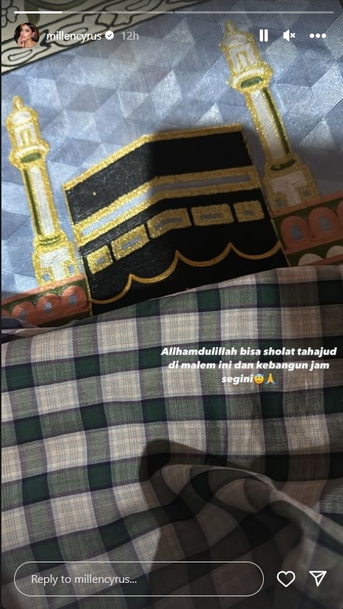Millen Cyrus salat tahajud memakai sarung (Instagram)