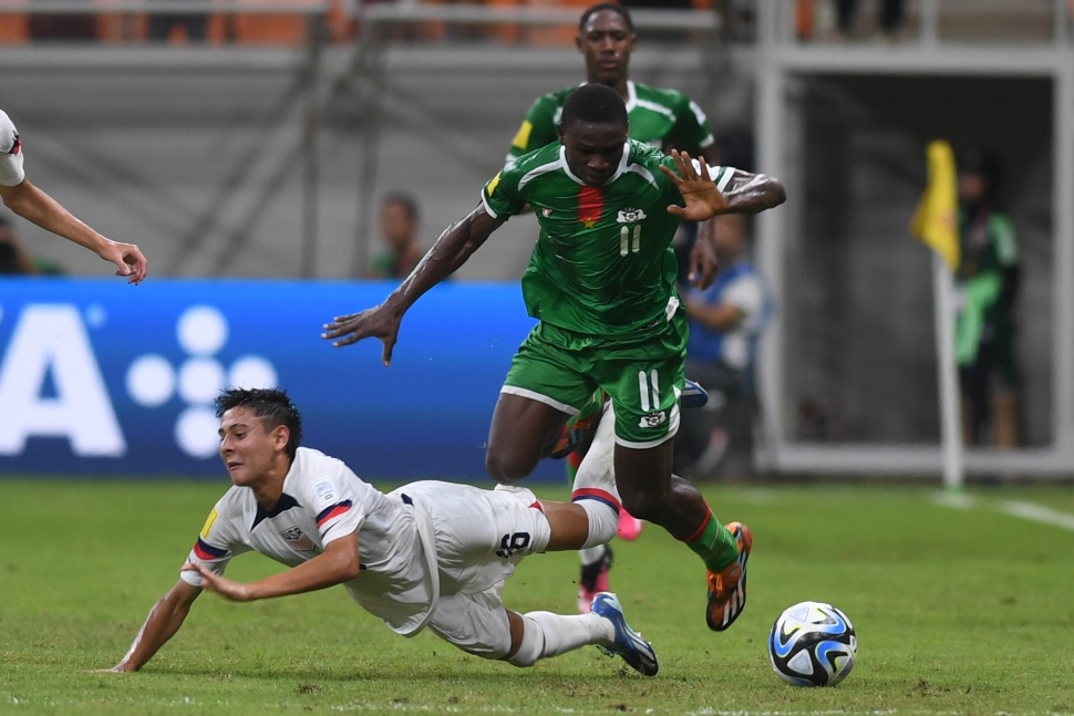 Pesepak bola Timnas Burkina Faso Appolinaire Bougma berebut bola dengan pesepak bola Timnas Amerika Serikat Santi Morales dalam laga penyisihan Grup E Piala Dunia U-17 di Jakarta International Stadium, Jakarta, Rabu (15/11/2023). ANTARA FOTO/Akbar Nugroho Gumay/rwa. 