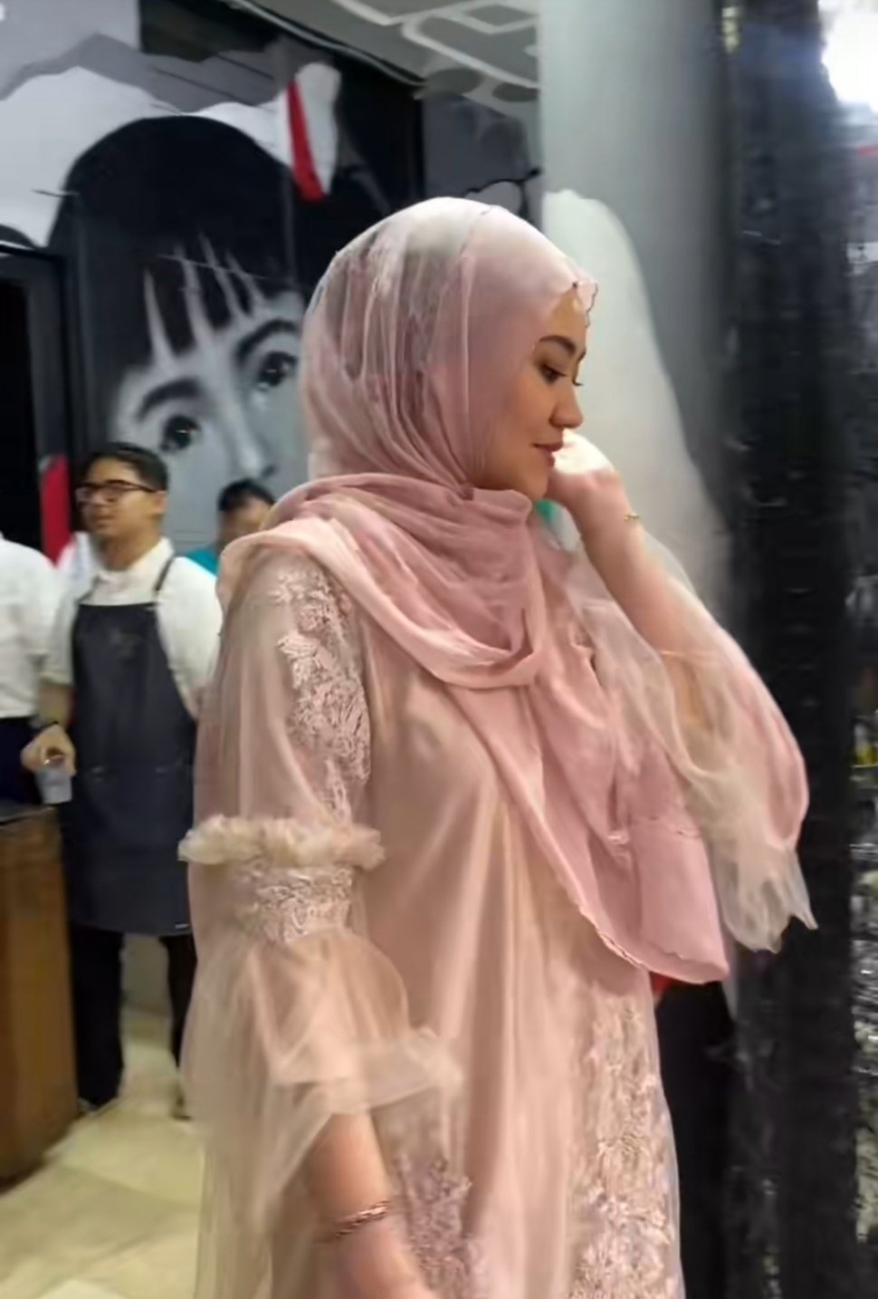 OOTD Berhijab Aaliyah Massaid di Aqiqah Baby Azura (TikTok/@myname.ejl)